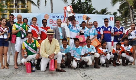 Players from all four teams pose for a group photo at the conclusion of the event. (Photo/www.florsilvestrini.com)